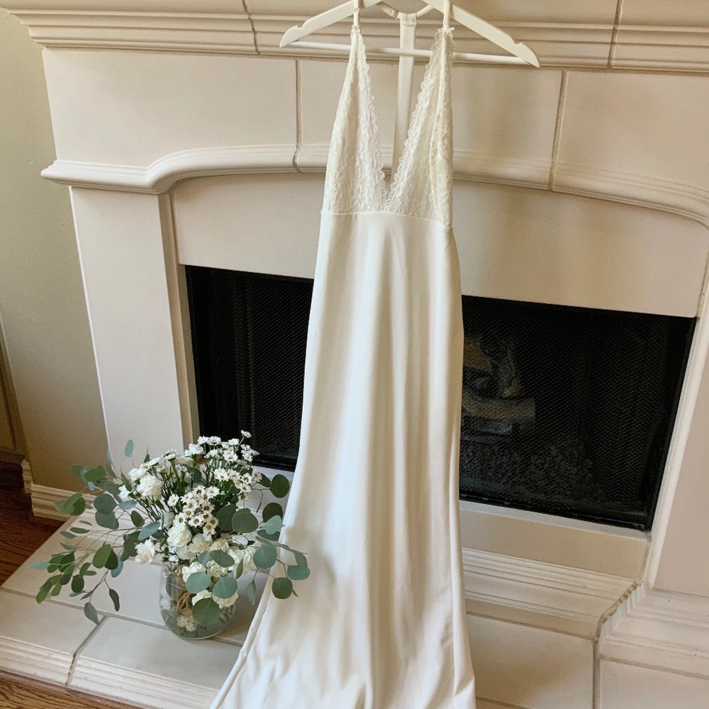(1) Never Worn Lulus White Maxi Dress